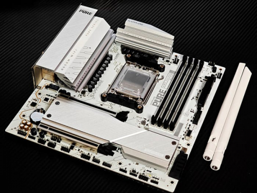 Материнская плата SAPPHIRE B650M PURE выполнена в белом цвете