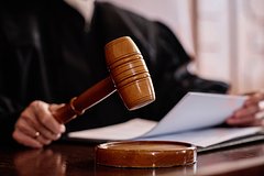 Менеджер отеля разбудил постоялицу облизыванием ее ступней и сел в тюрьму на 10 лет