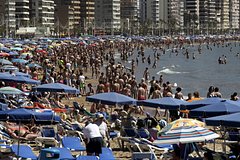 Мужчину без признаков жизни выбросило на пляж на курорте вечеринок в Европе Мужчину без признаков жизни выбросило на пляж на курорте вечеринок в Европе