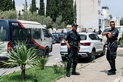 Туристов из России задержали в Тунисе за картонку на окне Туристов из России задержали в Тунисе за картонку на окне