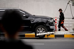 Автомобиль врезался в здание аэропорта на Филиппинах и попал на видео Автомобиль врезался в здание аэропорта на Филиппинах и попал на видео