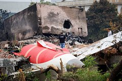 Единственный пассажир чудом спасся при крушении самолета в Индии Единственный пассажир чудом спасся при крушении самолета в Индии