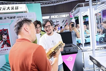 ASUS показала ROG Astral RTX 5090 из 5 килограмм чистого золота ASUS показала ROG Astral RTX 5090 из 5 килограмм чистого золота