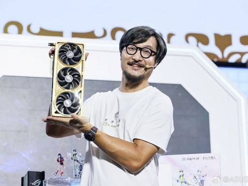 ASUS показала ROG Astral RTX 5090 из 5 килограмм чистого золота ASUS показала ROG Astral RTX 5090 из 5 килограмм чистого золота