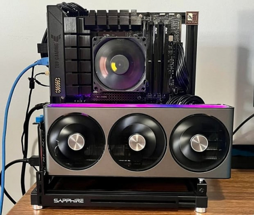 Лист винила превратил SAPPHIRE RX 7800 XT NITRO+ в абсолютно чёрную видеокарту Лист винила превратил SAPPHIRE RX 7800 XT NITRO+ в абсолютно чёрную видеокарту