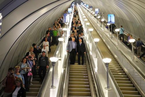 Без проверки - нельзя: в петербургском метро охрана просит включать гаджеты при досмотре Без проверки - нельзя: в петербургском метро охрана просит включать гаджеты при досмотре