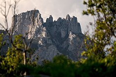В Крыму закрыли туристические тропы из-за пожара В Крыму закрыли туристические тропы из-за пожара