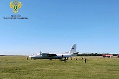 В российском регионе самолет выкатился за пределы взлетно-посадочной полосы В российском регионе самолет выкатился за пределы взлетно-посадочной полосы