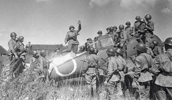 Победа, запечатленная на фото. Последний аккорд Великой войны