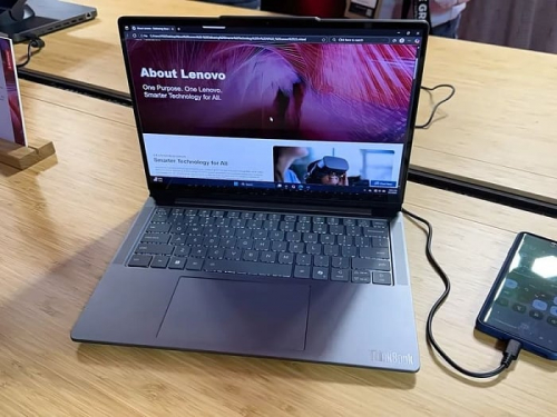 У концептуального ноутбука Lenovo ThinkBook VertiFlex есть поворотный дисплей У концептуального ноутбука Lenovo ThinkBook VertiFlex есть поворотный дисплей