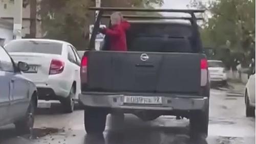 Боясь испачкать салон пикапа, водитель испачкал свою репутацию отца