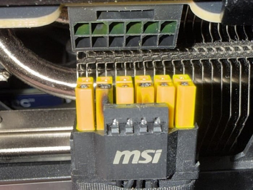 И вновь жёлтый 12V-2x6 горит в паре с видеокартой MSI GeForce RTX 5090 Gaming Trio