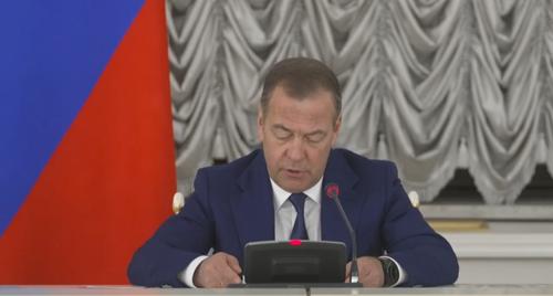 Медведев призвал трудовых мигрантов покидать Россию после завершения контракта Медведев призвал трудовых мигрантов покидать Россию после завершения контракта