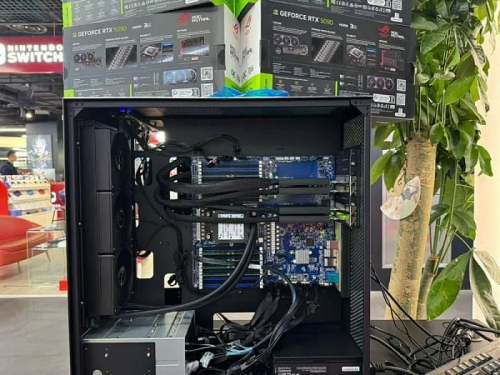 Четыре видеокарты ROG Astral RTX 5090 занимают всё пространство рабочей станции Четыре видеокарты ROG Astral RTX 5090 занимают всё пространство рабочей станции