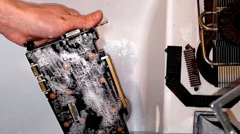 Энтузиаст вычистил видеокарту ASUS ROG Matrix 9800 GT, полностью забитую смолой от сигарет
