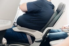 Тучных пассажиров вынудят платить за второе место в самолете Тучных пассажиров вынудят платить за второе место в самолете