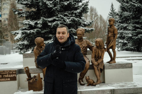 Хинштейн: в Курске открыли скульптуру Аркадия Гайдара с тимуровцами Хинштейн: в Курске открыли скульптуру Аркадия Гайдара с тимуровцами