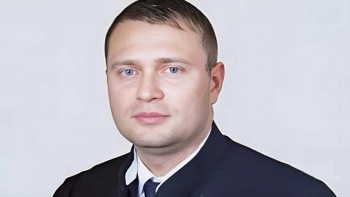 Даже черную мантию можно запятнать: экс-судью обвиняют в крупном мошенничестве и хранении наркотиков Даже черную мантию можно запятнать: экс-судью обвиняют в крупном мошенничестве и хранении наркотиков