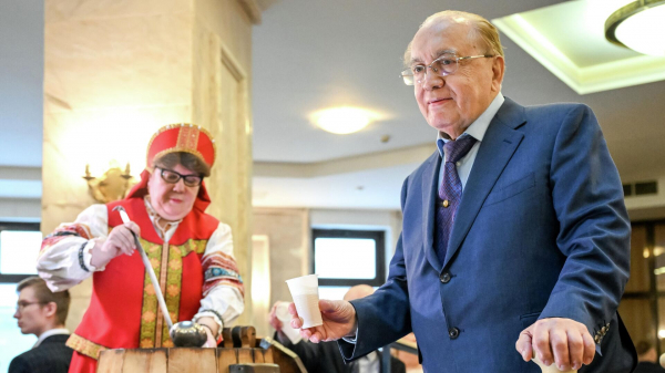 Ректор МГУ провел традиционную церемонию розлива медовухи в честь Дня студента