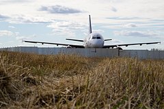 «Его пытаются уничтожить финансово». Посадивший самолет в поле российский пилот стал работать курьером ради помощи матери-инвалиду «Его пытаются уничтожить финансово». Посадивший самолет в поле российский пилот стал работать курьером ради помощи матери-инвалиду