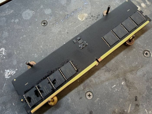 Энтузиаст собственноручно создал модуль памяти DDR5-6400 на 32 Гбайта Энтузиаст собственноручно создал модуль памяти DDR5-6400 на 32 Гбайта