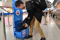 Работник аэропорта чуть не остался в грузовом отсеке самолета и был спасен пассажирами Работник аэропорта чуть не остался в грузовом отсеке самолета и был спасен пассажирами