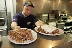 Американка описала россиян словами «любят обжираться на халяву» Американка описала россиян словами «любят обжираться на халяву»