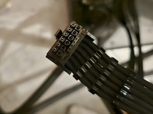 Кабель 12V-2x6, подключенный через адаптер Thermal Grizzly WireView Pro, защищающий от плавления, сгорел