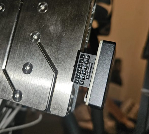 Кабель 12V-2x6, подключенный через адаптер Thermal Grizzly WireView Pro, защищающий от плавления, сгорел