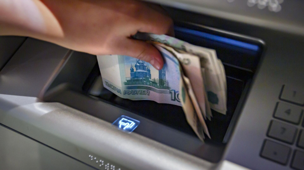 Baza: житель Москвы задолжал банку триллион рублей из-за сбоя