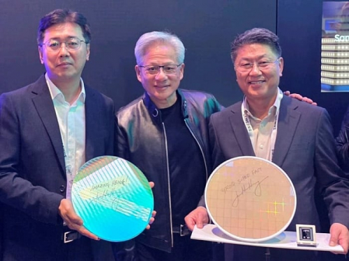 Samsung показала стеки памяти HBM4E с пропускной способностью до 4 Тбайт/с Samsung показала стеки памяти HBM4E с пропускной способностью до 4 Тбайт/с