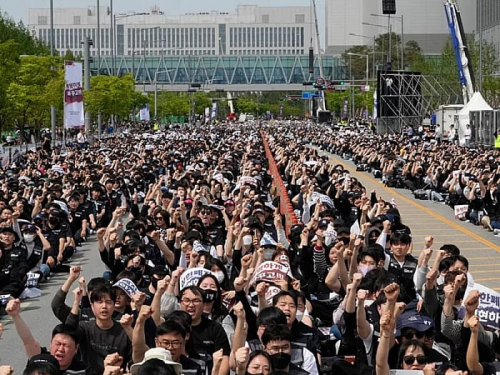 Более 30 тысяч работяг Samsung вышли на митинг из-за проблем с зарплатой
