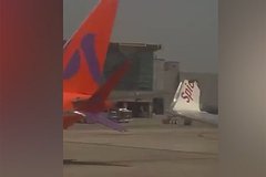 Два пассажирских самолета столкнулись в аэропорту Индии и попали на видео
