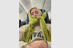 Пассажирка показала простой способ удобно спать в самолете и прослыла в сети гением