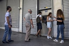 Российские туристы остались без банковских карт и доступа к &laquo;Госуслугам&raquo; за границей