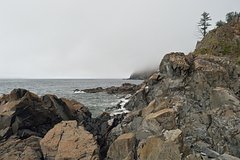 Туристка упала в море с трехметровой скалы во время фотографирования