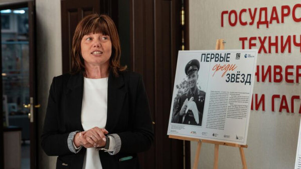 В Саратове представили фотовыставку "Первые среди звезд" 