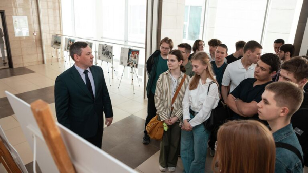 В Саратове представили фотовыставку "Первые среди звезд" 