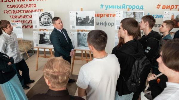 В Саратове представили фотовыставку "Первые среди звезд" 