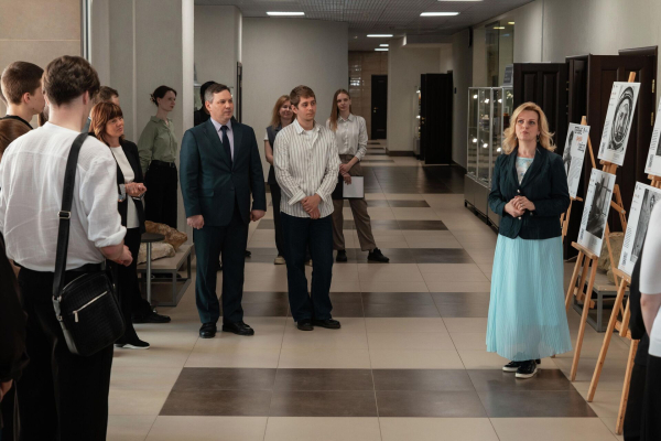 В Саратове представили фотовыставку "Первые среди звезд" 