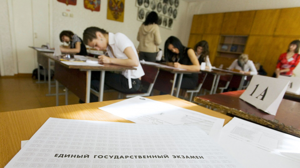 Рособрнадзор запретил участникам ЕГЭ общаться с другими сдающими