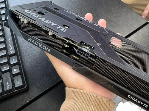 Покупатель GIGABYTE RTX 5060 Ti получил видеокарту с кожухом Radeon