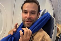 Россиянин показал простой способ удобно спать в самолете и вызвал споры в сети