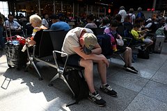 Сотни пассажиров застряли в российских аэропортах из-за задержек рейсов